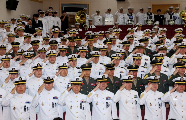 경북 포항시 해군 항공사령부 강당에서 1일 엄수된 ‘해군 P-3CK 917호기 순직자 영결식’에서 해군 장병들이 경례하고 있다. 연합뉴스