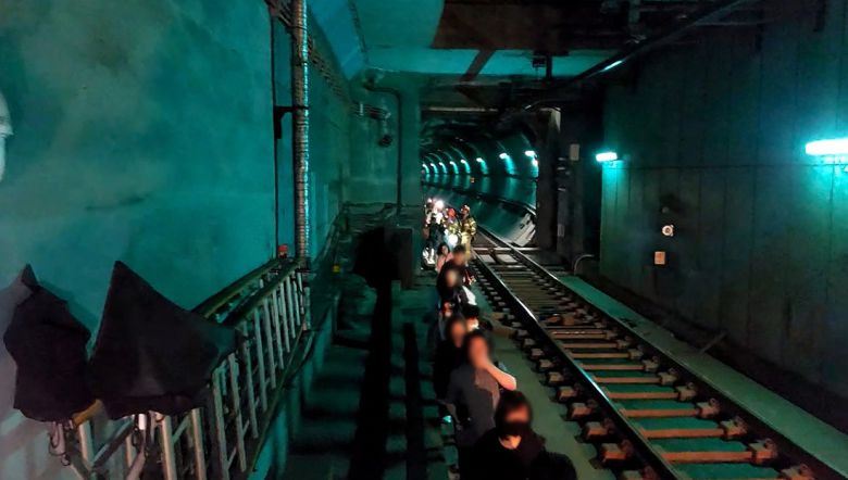 서울지하철 5호선 열차 안에서 지난 5월 31일 방화로 인해 승객들이 지하 터널을 통해 대피하는 사건이 발생했다. 사진은 화재로 인해 대피하는 승객들의 모습. 영등포소방서 제공