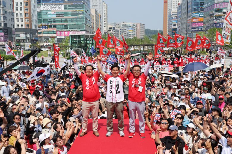 김문수 국민의힘 대선 후보가 1일 경기 남양주시 다산역 앞에서 유세를 하고 있다. 성동훈 기자