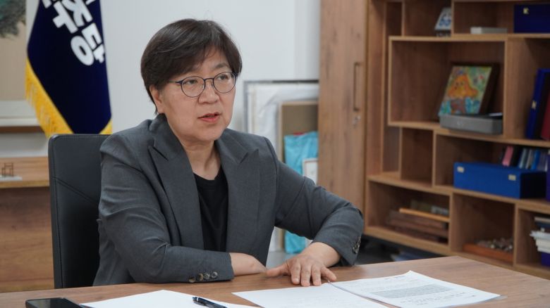 정은경 더불어민주당 중앙선대위원장이 지난달 30일 서울 여의도 민주당사에서 인터뷰를 하고 있다. 더불어민주당 중앙선대위 제공