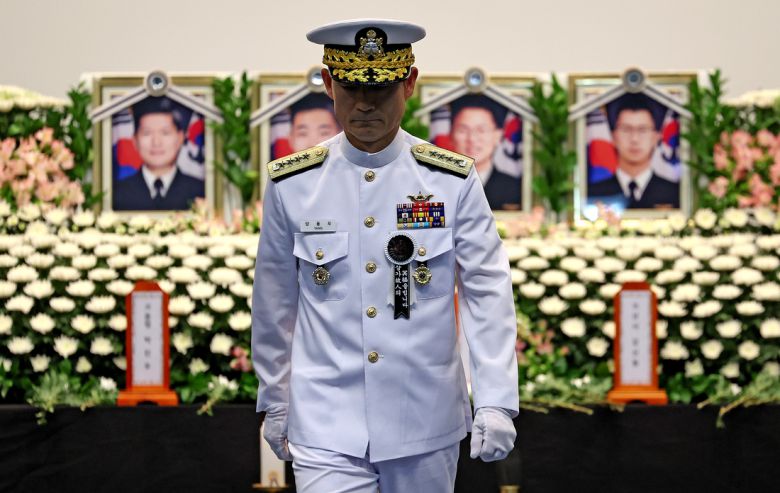 경북 포항시 해군 항공사령부 강당에서 1일 엄수된 ‘해군 P-3CK 917호기 순직자 영결식’에서 양용모 해군참모총장이 헌화 후 단상을 내려오고 있다. 연합뉴스