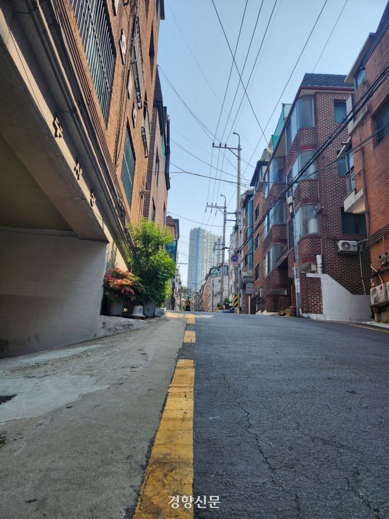 지난 5월 27일 서울시 관악구 서울지하철 2호선 낙성대역에서 행운동 관악파크푸르지오 아파트로 가는 길목. 마을버스가 없어 가파른 오르막을 걸어서 올라가야 한다. 이혜리 기자