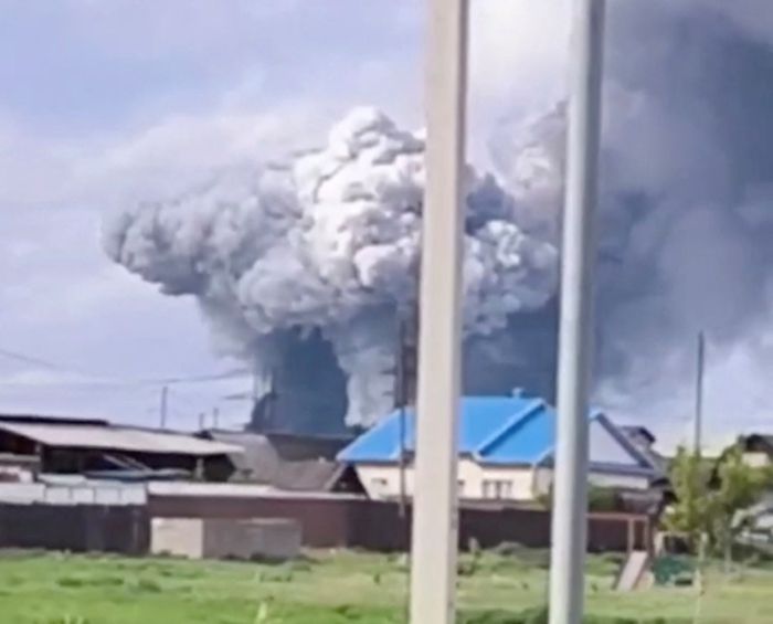 1일(현지시간) 러시아 이르쿠츠크 지역의 공군기지에서 우크라이나의 무인기(드론) 공격으로 인한 연기가 피어오르고 있다. 로이터연합뉴스