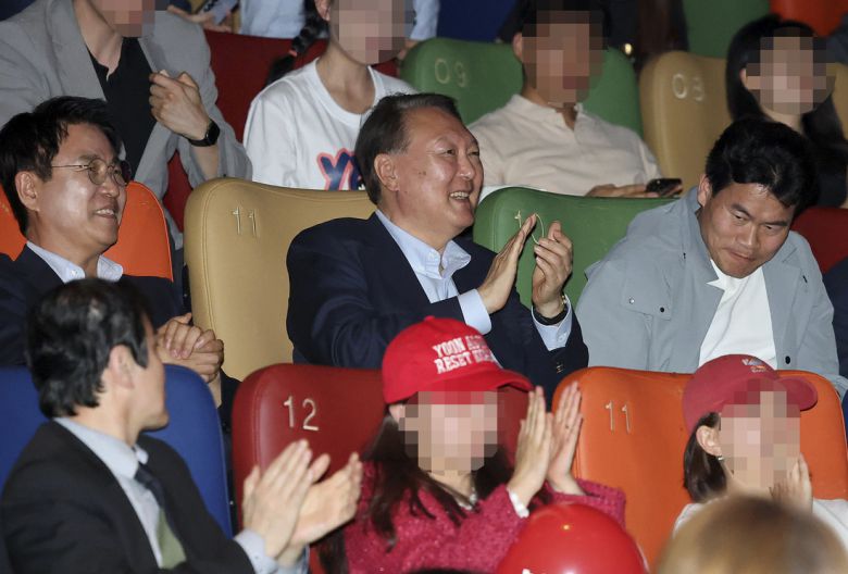 윤석열 전 대통령이 지난달 21일 오전 서울 메가박스 동대문에서 영화 ‘부정선거, 신의 작품인가’ 관람을 마치며 박수를 치고 있다. 왼쪽부터 이영돈PD, 윤 전 대통령, 전한길 전 역사강사.  사진공동취재단