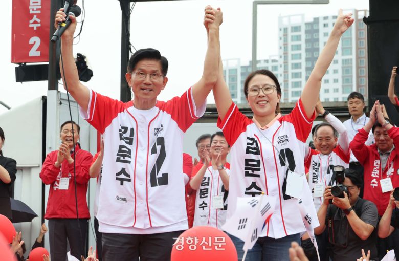 김문수 국민의힘 대선 후보와 딸 김동주씨가 2일 동대구역 광장에서 열린 유세에서 지지를 호소하고 있다. 한수빈 기자