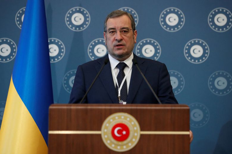 2일(현지시간) 튀르키예에서 열린 러시아와의 2차 직접 협상이 종료된 후 우크라이나 측 협상 대표단이 기자회견을 하고 있다. 로이터연합뉴스