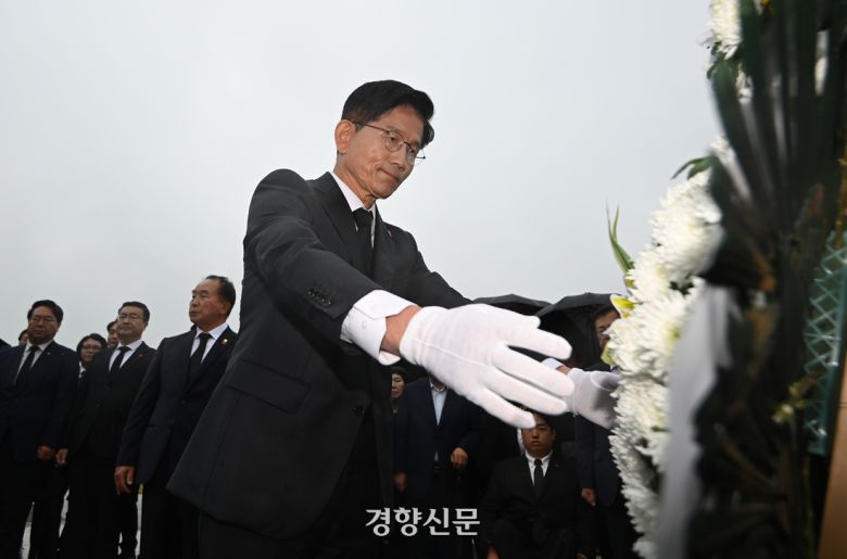 김문수 국민의힘 대선후보가 2일 오전 제주4·3평화공원을 찾아 참배하고 있다. 한수빈 기자