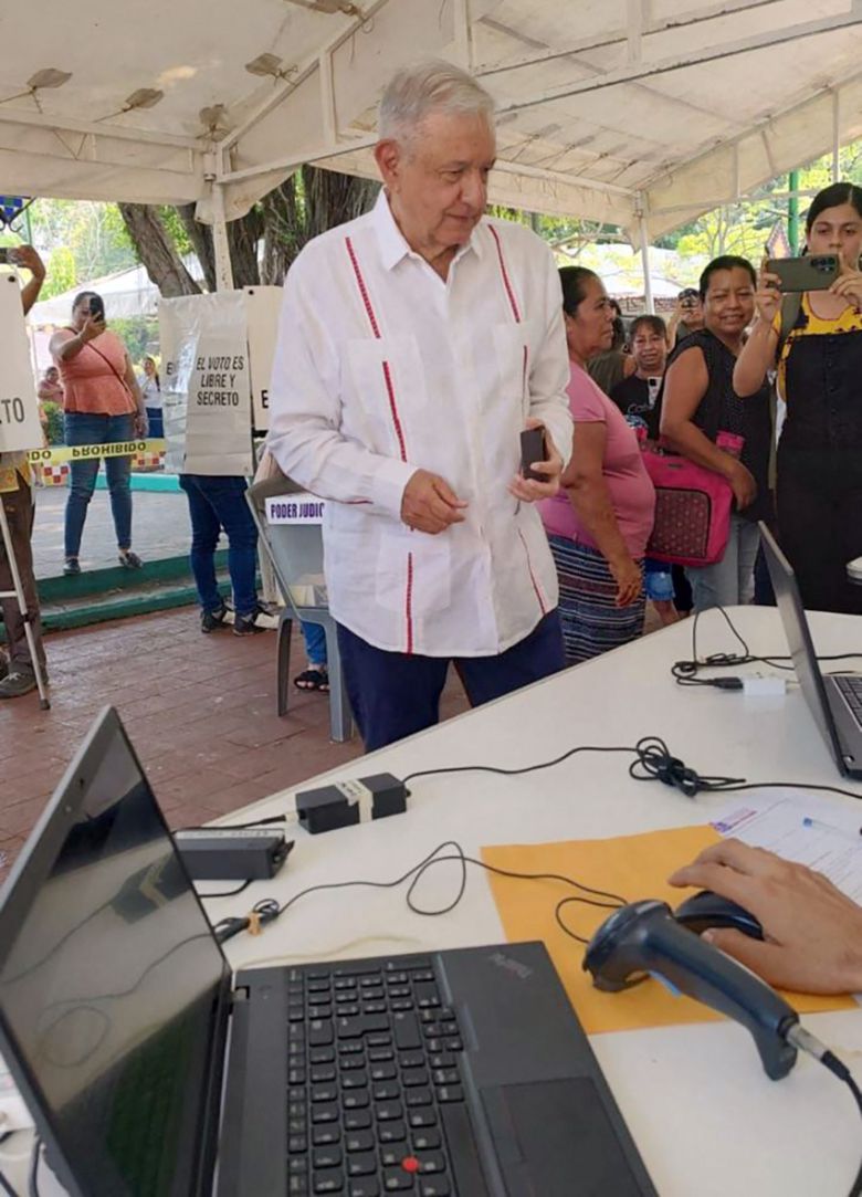 안드레스 마누엘 로페스 오브라도르 전 멕시코 대통령이 1일(현지시간) 치아파스주 팔렌케 지역의 투표소에서 투표를 기다리고 있다. AFP연합뉴스