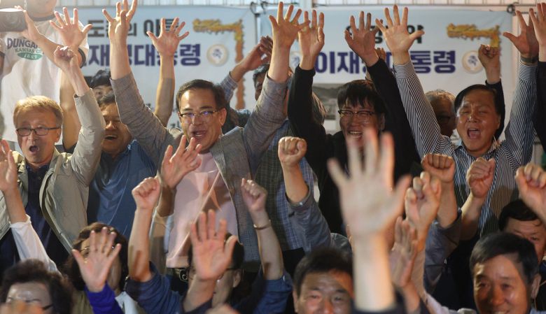 더불어민주당 이재명 대선 후보의 고향인 경북 안동시 예안면 도촌리의 경로당 창고에서 3일 마을 주민들이 제21대 대통령 선거 출구조사 결과를 확인하고 환호하고 있다. 연합뉴스