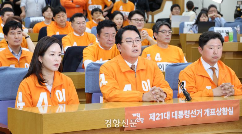 천하람 개혁신당 상임선대위원장이 3일 국회 의원회관에 마련된 제21대 대통령선거 개표상황실에서 심각한 표정으로 방송사 출구조사 결과를 지켜보고 있다. 성동훈 기자