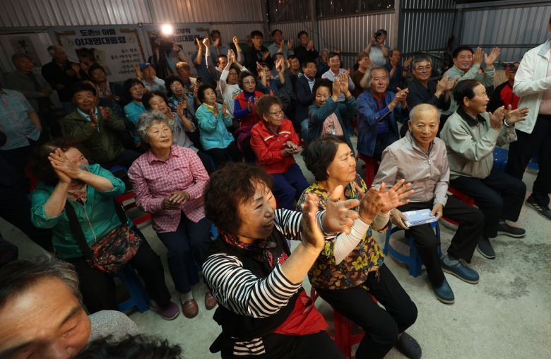 더불어민주당 이재명 대선 후보의 고향인 경북 안동시 예안면 도촌리의 경로당 창고에서 마을 주민들이 3일 제21대 대통령 선거 출구조사 결과를 확인하고 환호하고 있다. 연합뉴스