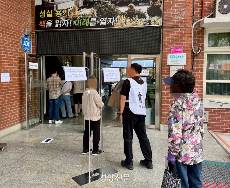 3일 오전 대구 수성구 지산중학교(지산2동 제2투표소)에서 선거사무원이 유권자에게 투표 방식 등을 안내하고 있다. 백경열 기자