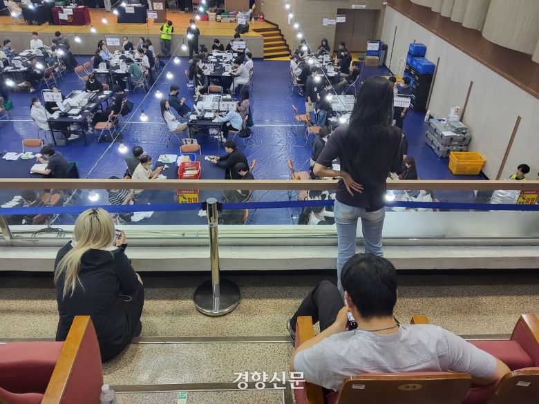 개표참관인들이 4일 서울 중구 중구구민회관에 마련된 제21대 대통령선거 개표소에서 개표현장을 지켜보고 있다. 김태욱 기자