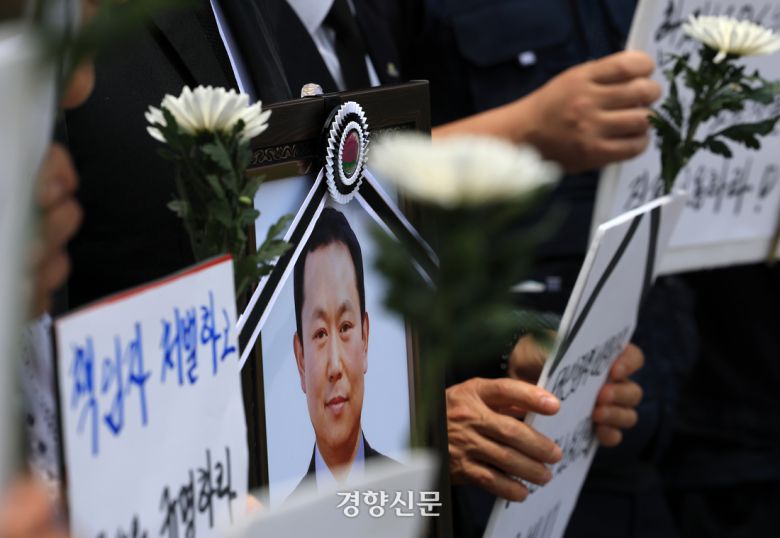 ‘태안화력 김충현 비정규직 노동자 사망사고 대책위원회’ 소속 노동자들과 유족이 3일 충남 태안군 한국서부발전 본사 앞에서 진상규명을 요구하는 기자회견을 하고 있다. 서성일 선임기자