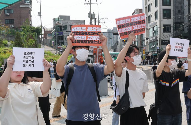 이준석 전 개혁신당 대선 후보가 서울 동작구 중앙대학교에서 유세를 했던 지난달 30일 일부 학생들이 이 전 후보의 ‘여성 신체 관련 TV토론 발언’을 규탄하며 팻말을 들고 있다. 정지윤 선임기자