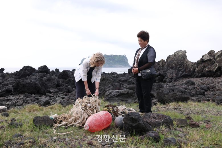 ‘세계환경의 날(6월5일)’을 하루 앞둔 4일 안데르센 사무총장과 장영미 제주해녀협회 부회장이 면담을 갖고 해양 플라스틱 문제를 논의했다. 제주도 제공