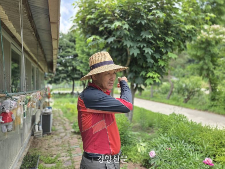 경북 안동시 예안면 도촌리 지통마에서 3일 만난 류철우씨(69)가 이재명 더불어민주당 대선 후보의 어린 시절에 대해 이야기하고 있다. 김현수 기자