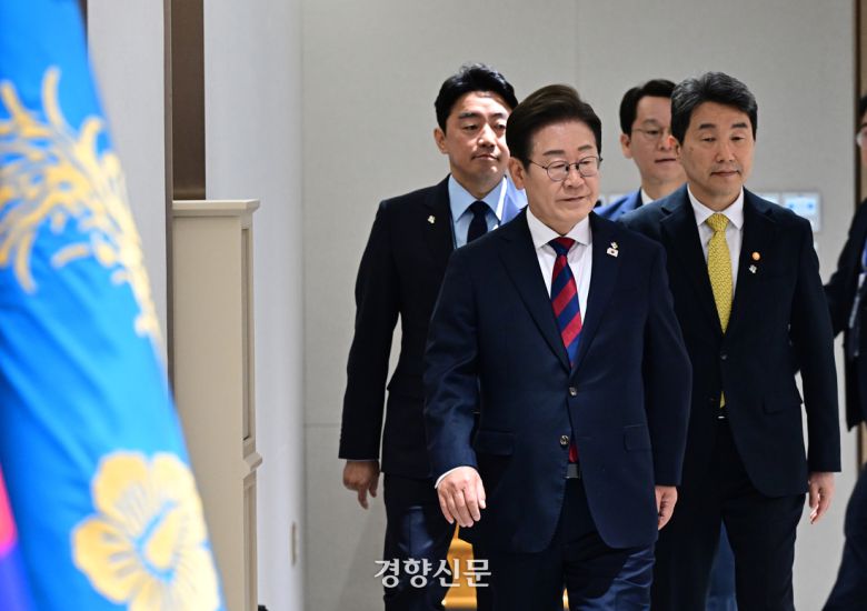 이재명 대통령이 5일 서울 용산 대통령실청사에서 취임 후 열린 첫 국무회의에 참석하고 있다. 김창길 기자