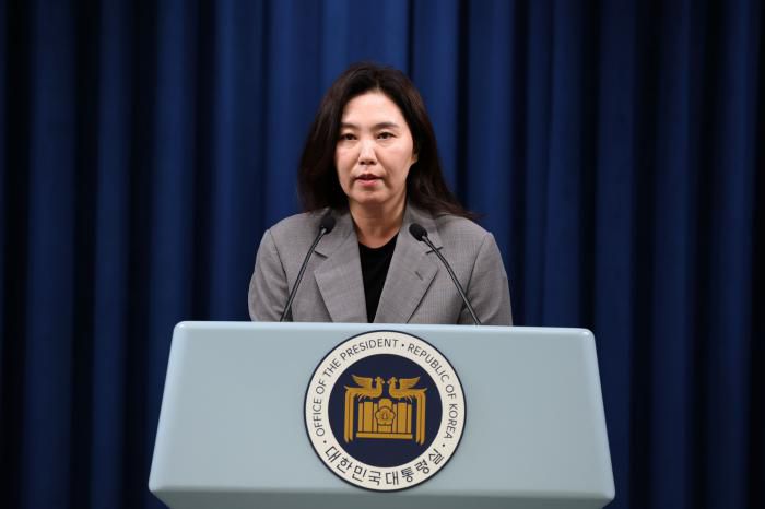 강유정 대통령실 대변인이 5일 서울 용산 대통령실청사 브리핑룸에서 이재명 대통령의 이완규 함상훈 헌뱁재판관의 지명을 철회 소식을 전하고 있다. 2025.6.5. 대통령실사진기자단