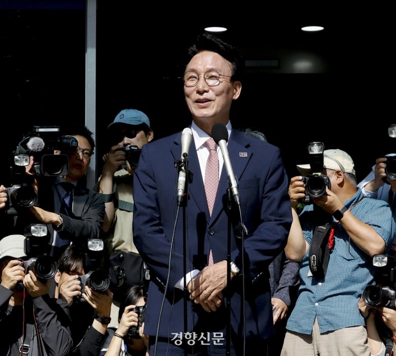 김민석 국무총리 지명자가 5일 서울 종로구 통의동 금융감독원 연수원에 마련된 인사청문준비단 사무실로 첫 출근을 하며 취재진에게 입장을 밝히고 있다. 문재원 기자