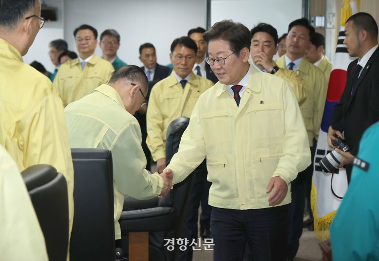 이재명 대통령이 5일 서울 용산 대통령실 국가안전보장회의(NSC) 회의실에서 열린 안전치안점검회의에서 위성락 국가안보실장과 악수를 하고 있다. 김창길 기자