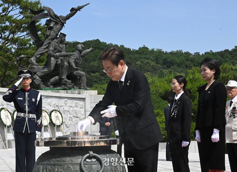 이재명 대통령이 분향을 하고 있다. 대통령실사진기자단