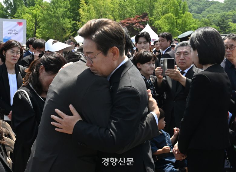 이재명 대통령이 참석자를 위로하며 포옹하고 있다, 대통령실사진기자단