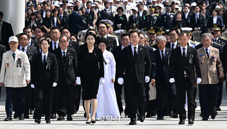 이재명 대통령이 헌화 및 분향을 위해 이동하고 있다. 대통령실사진기자단