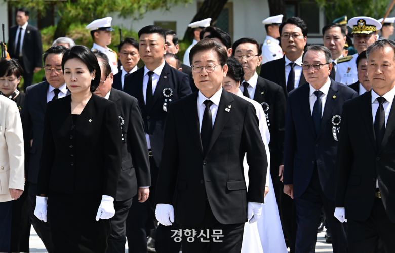 이재명 대통령이 6일 서울 동작구 국립서울현충원에서 열린 제70회 현충일 추념식에서 헌화 및 분향을 위해 이동하고 있다. 대통령실사진기자단