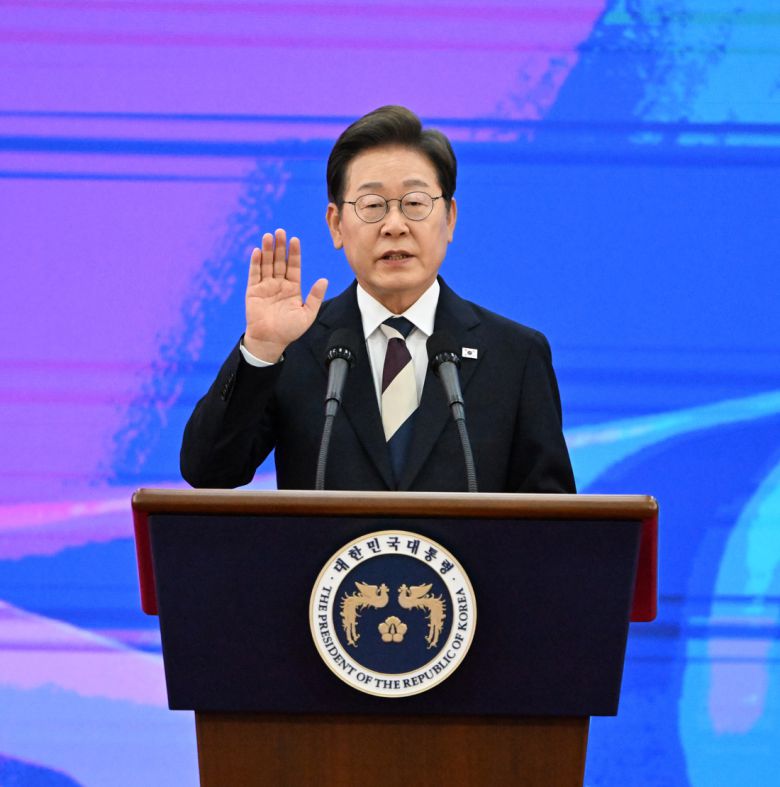 <“헌법을 준수할 것을 선서합니다”> 이재명 대통령이 4일 국회 로텐더홀에서 제21대 대통령 취임선서를 하고 있다. 국회사진기자단