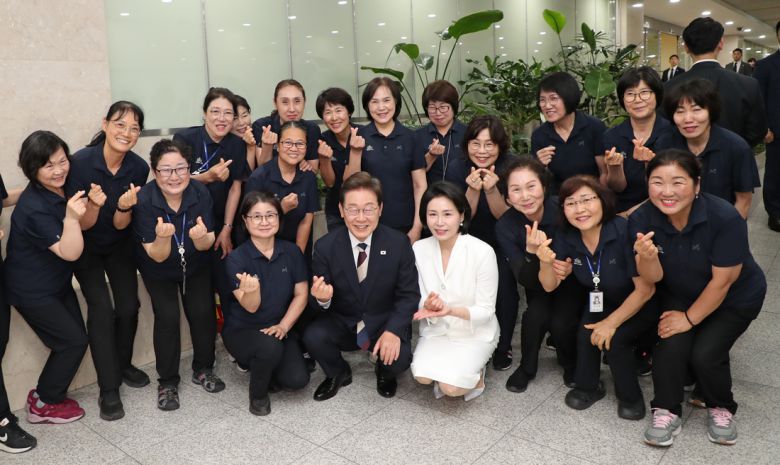 이재명 대통령이 4일 국회에서 열린 취임선서 행사를 마친 뒤 국회 청소노동자들 만나 기념사진을 찍고 있다. 국회사진기자단