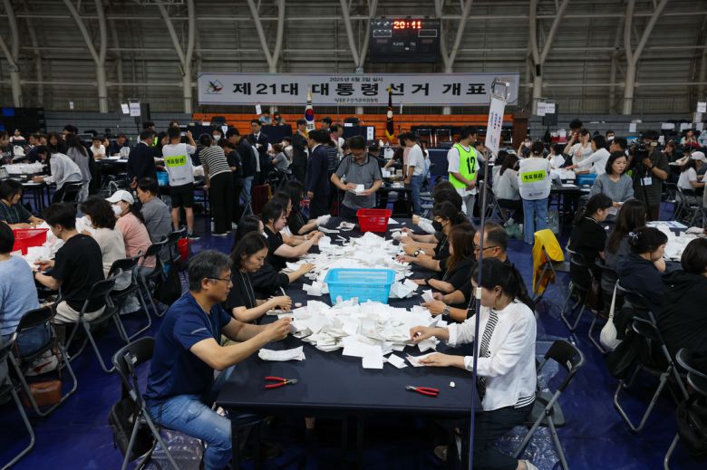 6월 3일 서울 서대문구 명지전문대 체육관에서 제21대 대통령선거 개표가 진행되고 있다. 이준헌 기자
