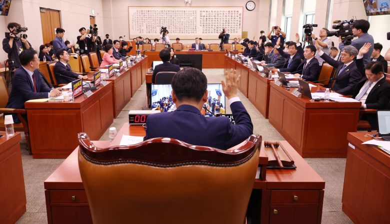 지난 5월 14일 국회에서 열린 법원조직법, 공직선거법, 헌법재판소 등을 심사하는 법제사법위원회 전체회의에서 공직선거법 일부개정법률안을 거수 표결하고 있다. 연합뉴스