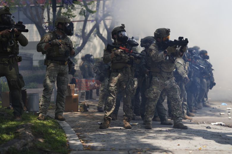 7일(현지시간) 미국 캘리포니아 로스앤젤레스에서 이민세관단속국(ICE)의 불법 이민자 단속에 반대하는 시위를 정부 당국이 진압하고 있다. AP연합뉴스