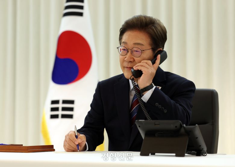 이재명 대통령이 6일 저녁 서울 한남동 관저에서 도널드 트럼프 미국 대통령과 전화 통화를 하기 위해 수화기를 들고 있다. 대통령실사진기자단