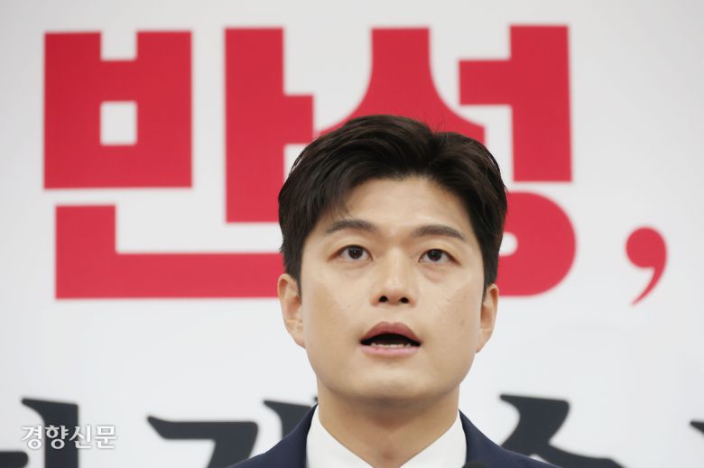 김용태 국민의힘 비상대책위원장이 지난 8일 국회에서 기자회견을 열어 당 혁신 방안을 밝히고 있다. 한수빈 기자