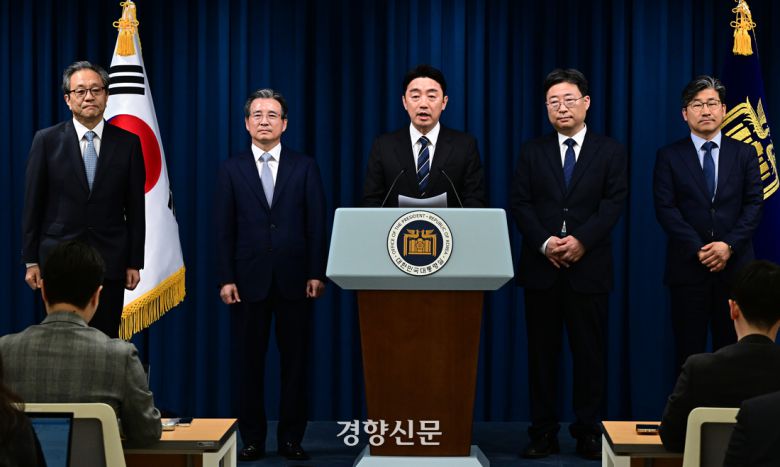 강훈식 대통령 비서실장(가운데)이 지난 6일 서울 용산 대통령실 청사에서 대통령실 수석비서관 인선을 발표하고 있다. (왼쪽부터) 문진영 사회수석, 김용범 정책실장, 강 비서실장, 하준경 경제성장수석, 류덕현 재정기획보좌관. 대통령실사진기자단