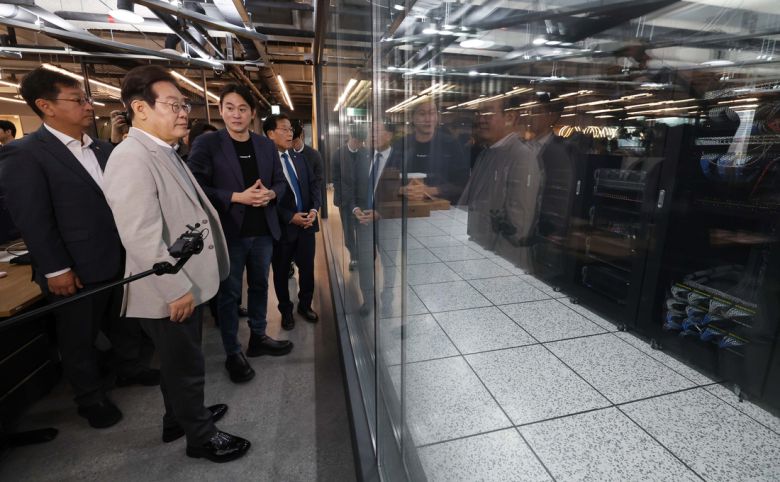 지난 4월14일 이재명 당시 더불어민주당 대선 예비후보가 서울 강남구 퓨리오사AI를 찾아 백준호 대표에게 서버에 관한 설명을 듣고 있다. 국회사진기자단