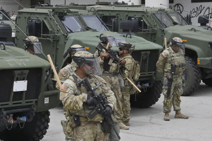 8일(현지시간) 캘리포니아 주방위군 병력이 로스앤젤레스 다운타운에 위치한 메트로폴리탄 구치소에 집결하고 있다. UPI연합뉴스