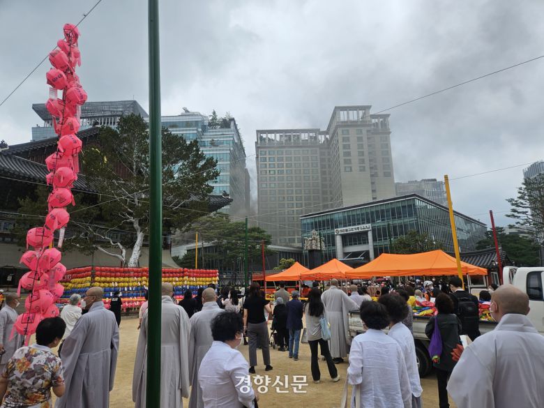 10일 오전 서울 종로구 수송동 조계사에서 화재가 발생해 스님과 종무원, 신도들이 대피해 있다. 박채연 기자