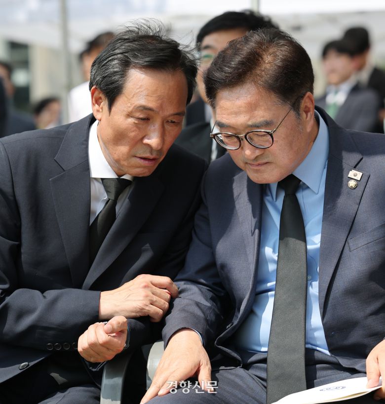 우원식 국회의장(오른쪽)과 우상호 대통령실 정무수석(이한열민주화운동기념사업회 이사장)이 9일 오후 서울 연세대 이한열동산에서 열린 제38주기 이한열 추모제에서 귀엣말을 나누고 있다. 권도현 기자