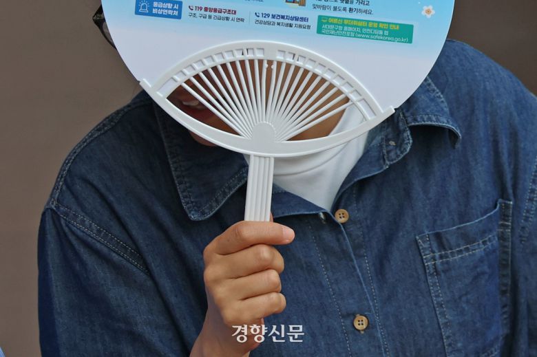 절기상 소만인 지난달 21일 서울 서대문구 홍제천을 찾은 시민들이 부채를 들고 있다. 이날 서울의 낮 최고기온은 28도를 기록했다. 정효진 기자