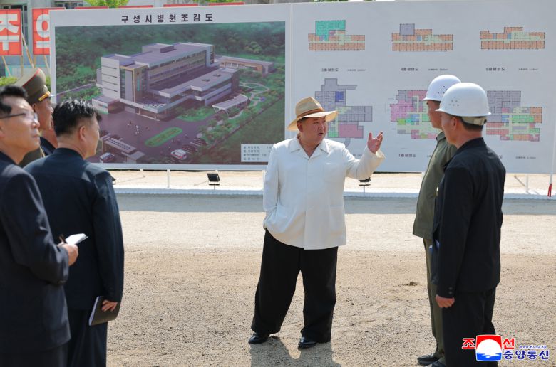 김정은 북한 국무위원장이 지난 9일 평안북도 구성시 병원 건설장을 시찰했다고 조선중앙통신이 10일 보도했다. 평양 조선중앙통신=연합뉴스