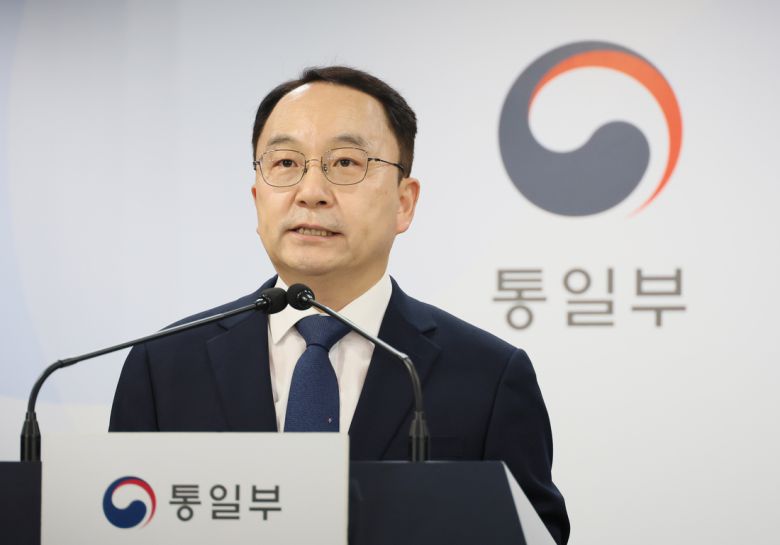 구병삼 통일부 대변인이 지난 9일 정부서울청사에서 정례브리핑을 하고 있다. 구 대변인은 브리핑에서 민간단체의 대북전단 살포에 유감을 표명하고 중단을 요청했다. 연합뉴스