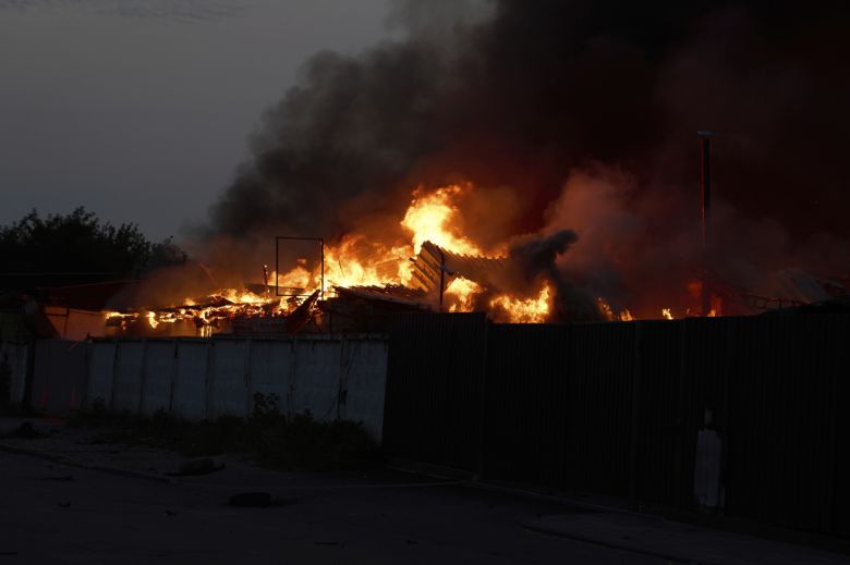 10일(현지시간)  우크라이나 키이우에서 러시아의 대규모 미사일 및 무인기(드론) 공격으로 불타는 차고 위로 검은 연기와 불길이 치솟고 있다. AP연합뉴스