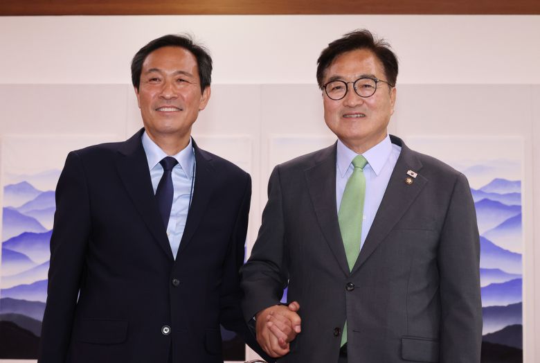 우원식 국회의장(오른쪽)이 10일 예방온 우상호 대통령실 정무수석과 인사하고 있다. 연합뉴스