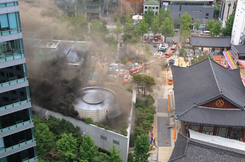 10일 서울 종로구 조계사 옆 불교중앙박물관에서 화재가 발생해 연기가 치솟고 있다. 연합뉴스