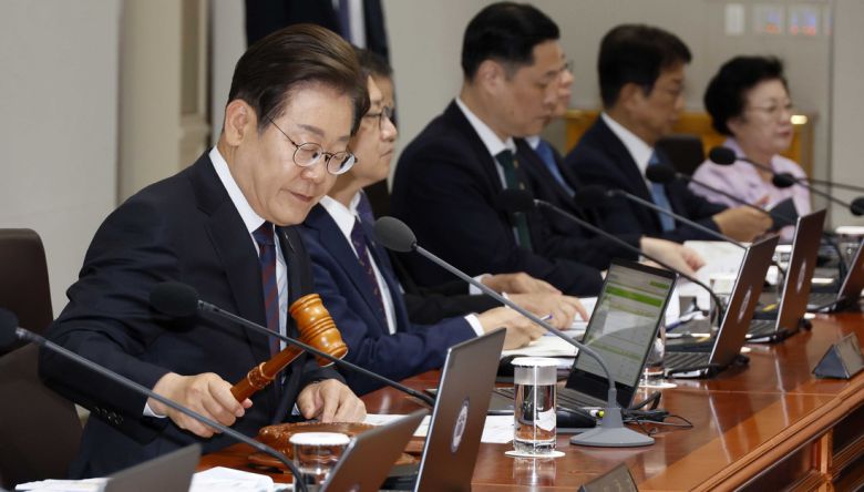 이재명 대통령이 10일 용산 대통령실 청사에서 열린 국무회의에서 의사봉을 두드리고 있다. 대통령실사진기자단