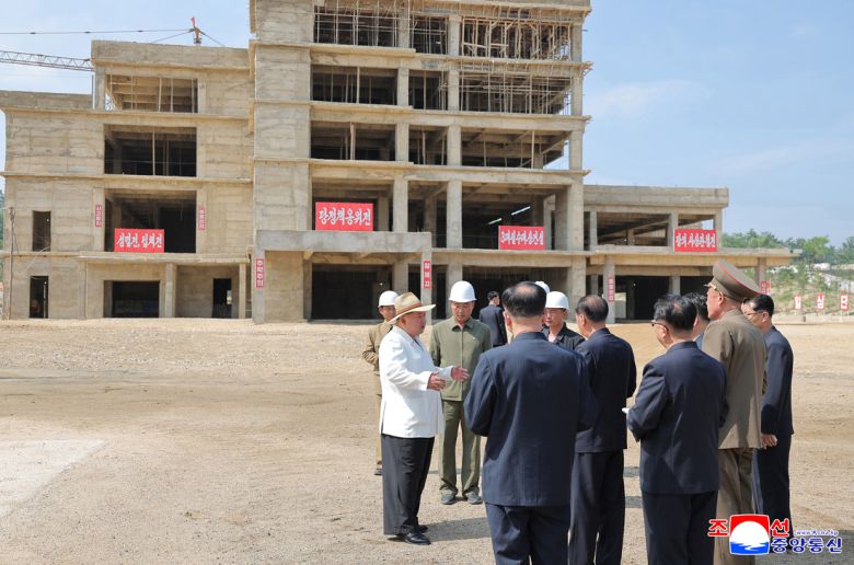 김정은 북한 국무위원장이 지난 9일 평안북도 구성시 병원 건설장을 시찰했다고 조선중앙통신이 10일 보도했다. 평양 조선중앙통신=연합뉴스