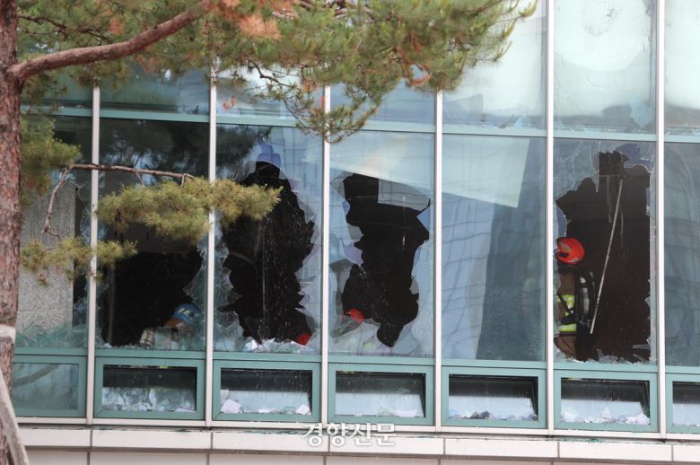 10일 서울 종로구 조계사 옆 한국불교역사문화기념관 국제회의장에서 화재가 발생해 소방관들이 진화작업을 펼치고 있다. 2025.6.10. 정지윤 선임기자